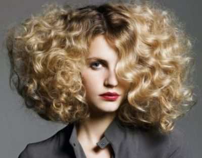 Выпадение волос у женщин: симптомы и причины