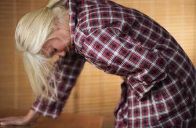 Боль внизу живота у женщины