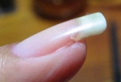 Чиним надломившийся ноготь