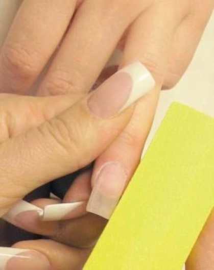 Нежные узоры на ногтях к Последнему звонку