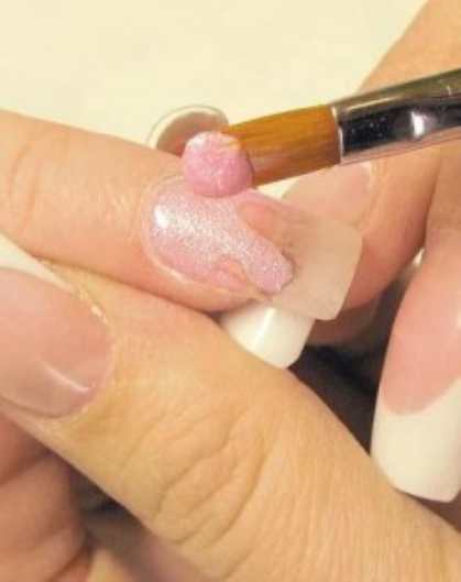 Нежные узоры на ногтях к Последнему звонку