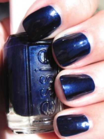 Синий лак для ногтей