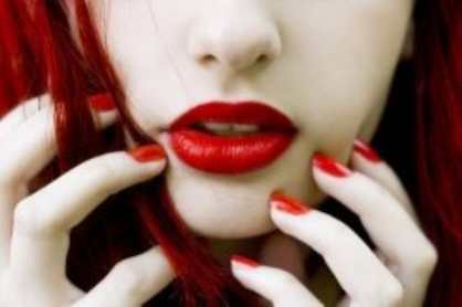 Красный лак для ногтей