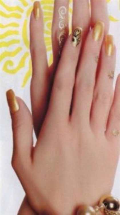 Простой рисунок на ногтях - Лучи солнца