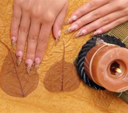 Осенний дизайн ногтей с элементами листьев