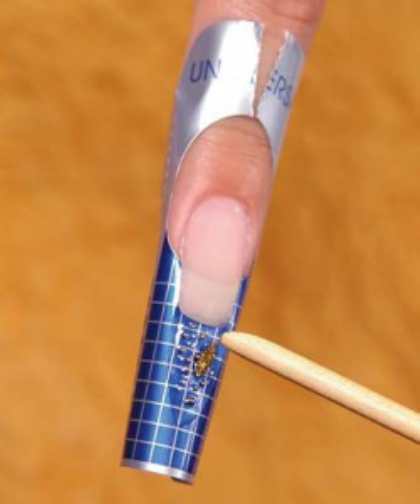 Осенний дизайн ногтей с элементами листьев