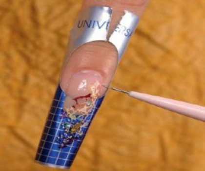 Осенний дизайн ногтей с элементами листьев