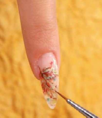 Осенний дизайн ногтей с элементами листьев