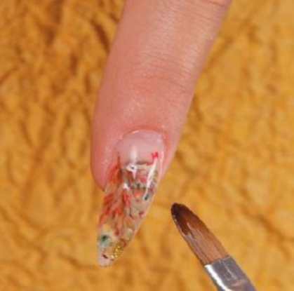 Осенний дизайн ногтей с элементами листьев