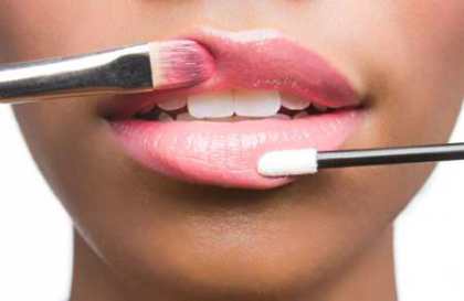 Как увеличить губы с помощью макияжа?