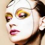 Как сделать яркий макияж?