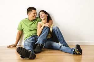 Важность мужского юмора в отношениях